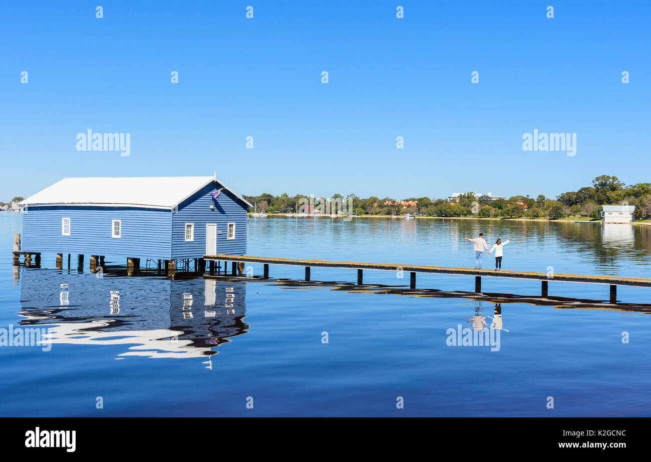 Touristen auf der Promenade der Crawley Kante Boatshed oder blau Boot Haus auf dem Swan River in Matilda Bay, Crawley, Perth, Western Australia Stockfoto