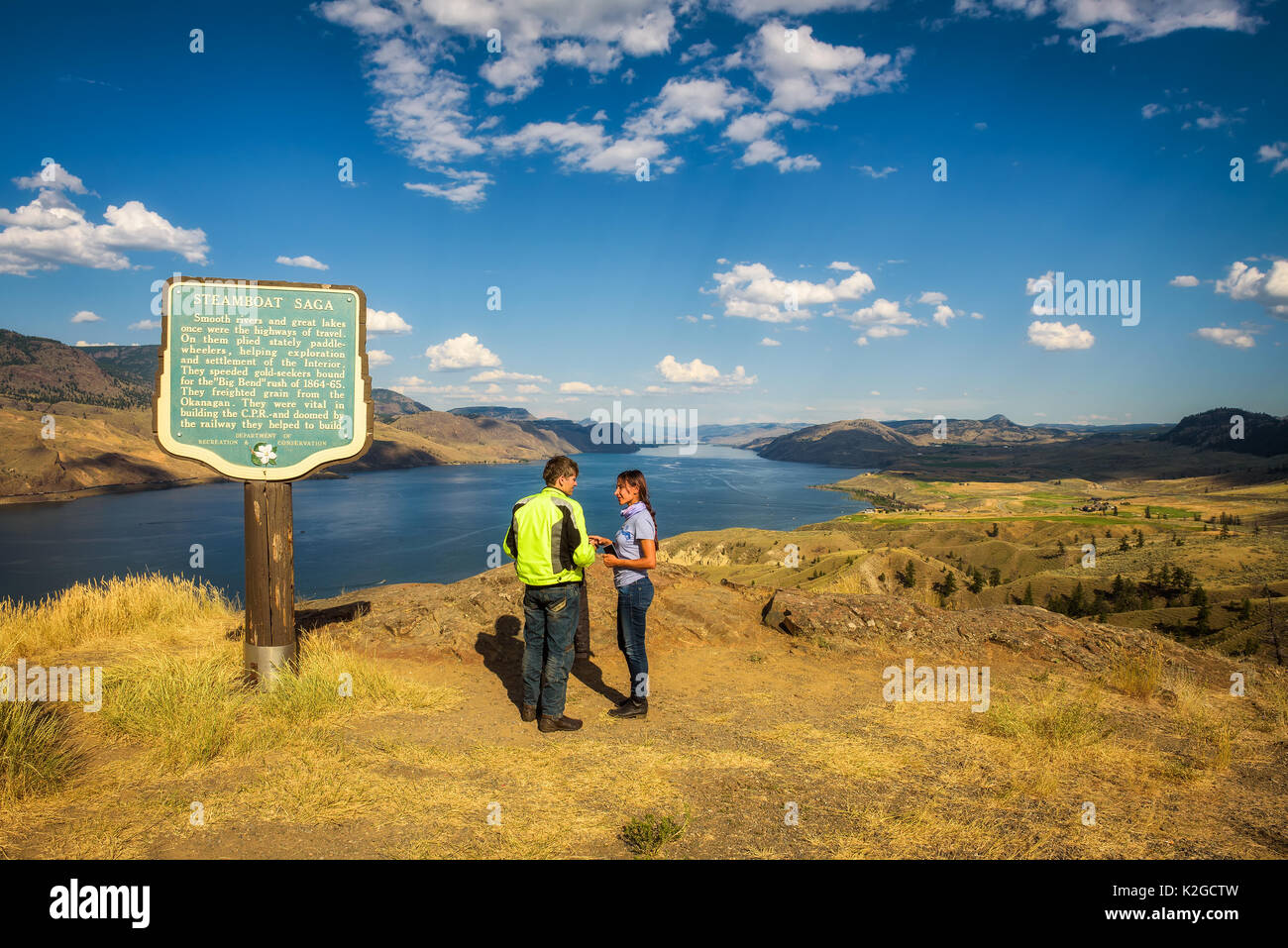 KAMLOOPS LAKE, BRITISH COLUMBIA, KANADA - Juli 2, 2017: Besucher bei den Kamloops Lake auf dem Thompson River entlang der Trans Canada entfernt stehend Stockfoto