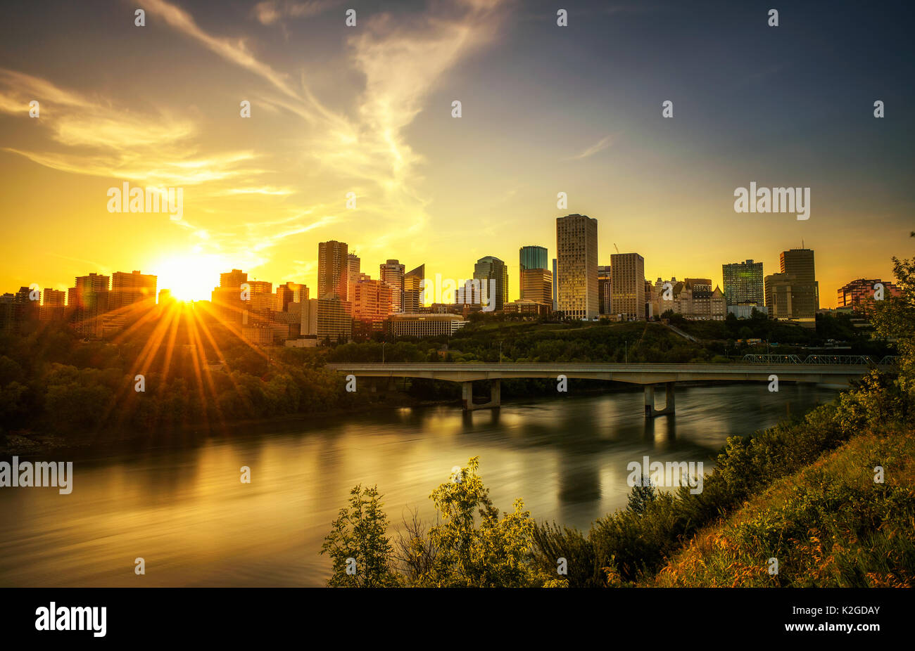 Sonnenuntergang über Edmonton Downtown, James Macdonald Brücke und den Saskatchewan River, Alberta, Kanada. Lange Belichtung. Stockfoto