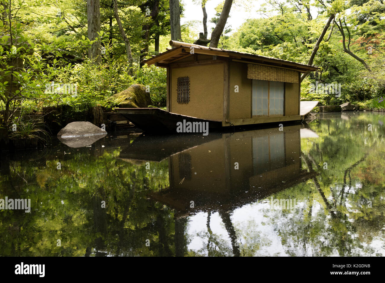 Tokyo, Japan - 12. Mai 2017: im japanischen Stil Boot in den Teich von nezu Museum Garten Stockfoto