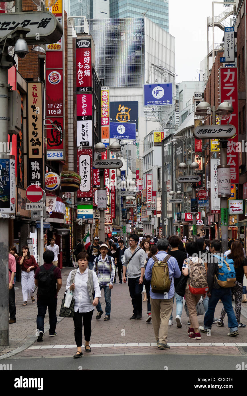 Tokyo, Japan - 12. Mai 2017: Fußgänger und Werbung Schilder in Shibuya Shopping Street Stockfoto