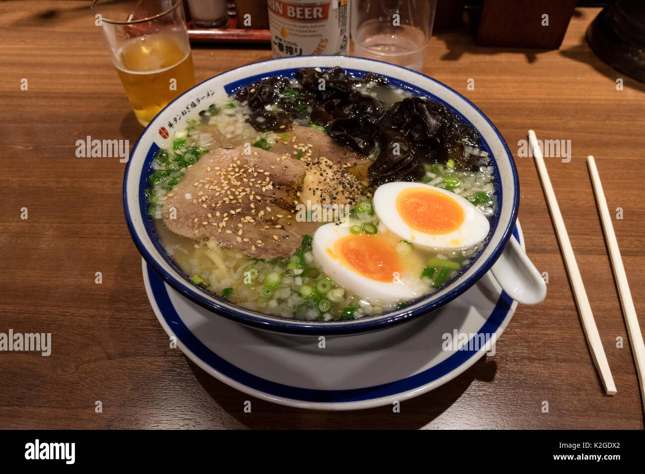 Tokyo, Japan - 13. Mai 2017: Schüssel mit traditionellen Japanischen Ramen und Bier zum Mittag- Stockfoto