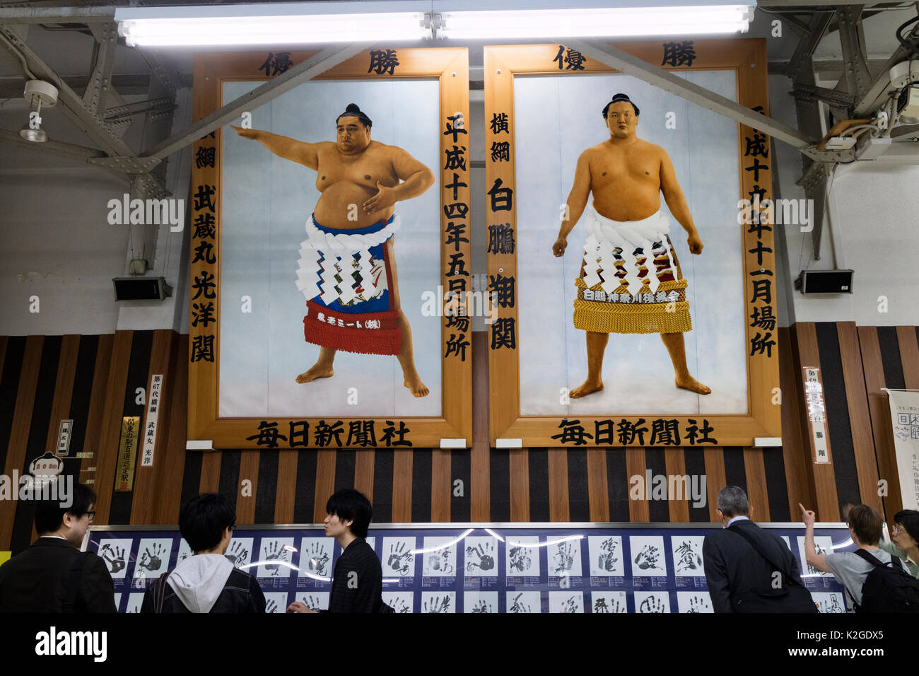 Tokyo, Japan - 13. Mai 2017: berühmte Sumo Ringer Foto's und Handabdrücke in Sumida Bahnhof Stockfoto