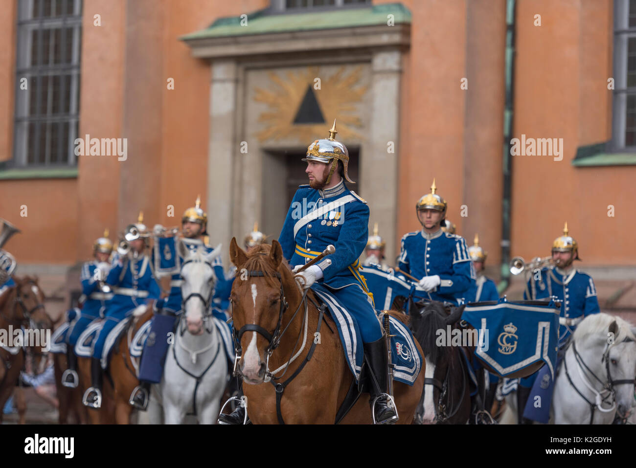 Das Life guard Dragoner im Wechsel der Wachen am Königlichen Schloss in Stockholm, Schweden. Sie alle tragen historische Uniformen. Stockfoto