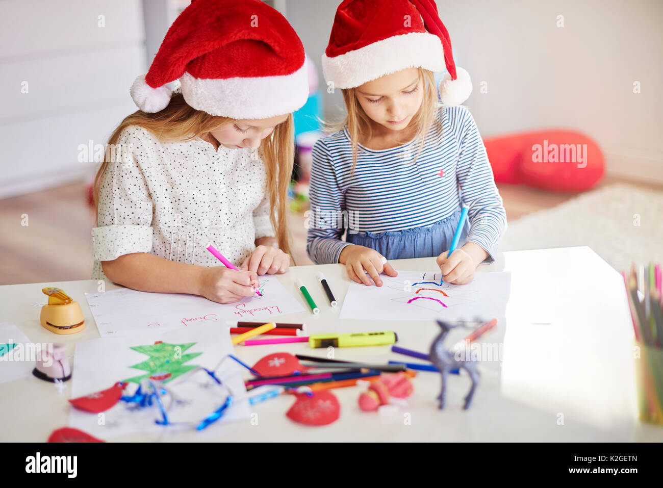 Nachdenkliches Mädchen Zeichnung Weihnachten Gemälde Stockfoto