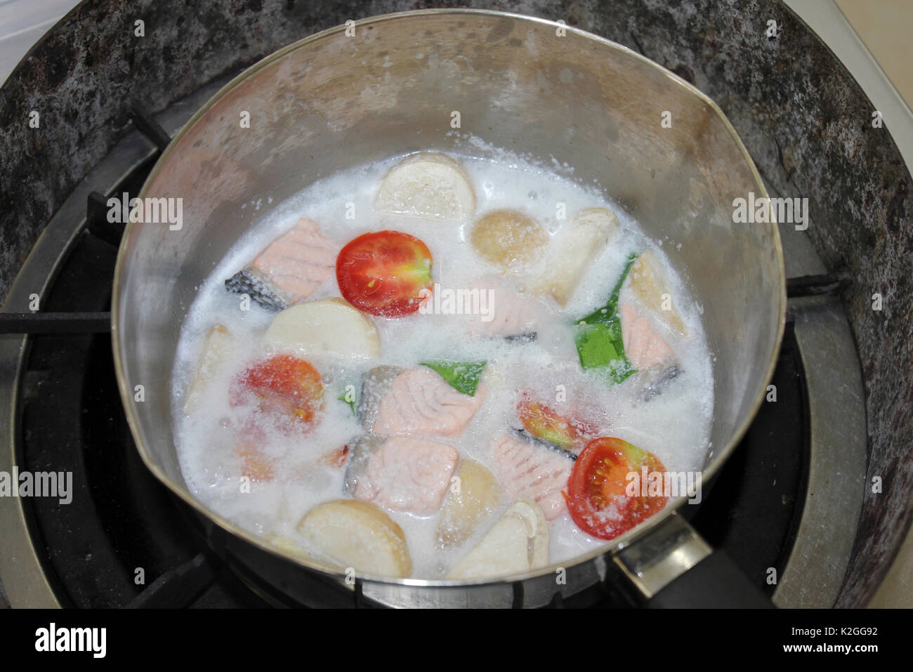 Fischsuppe Kochen in Pan in Chiang Mai's Cooking@home Thai kulinarischen Schule Stockfoto