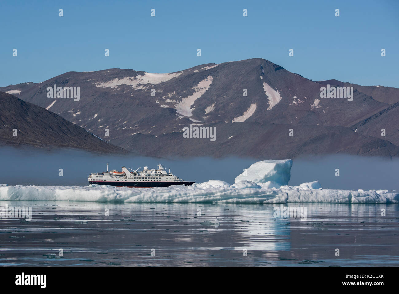 Norwegen, Svalbard, Spitzbergen. Nordvest-Spitsbergen Nationalpark, liefdefjorden. Wugang Grand Expeditionsschiff, Silber Explorer. Stockfoto