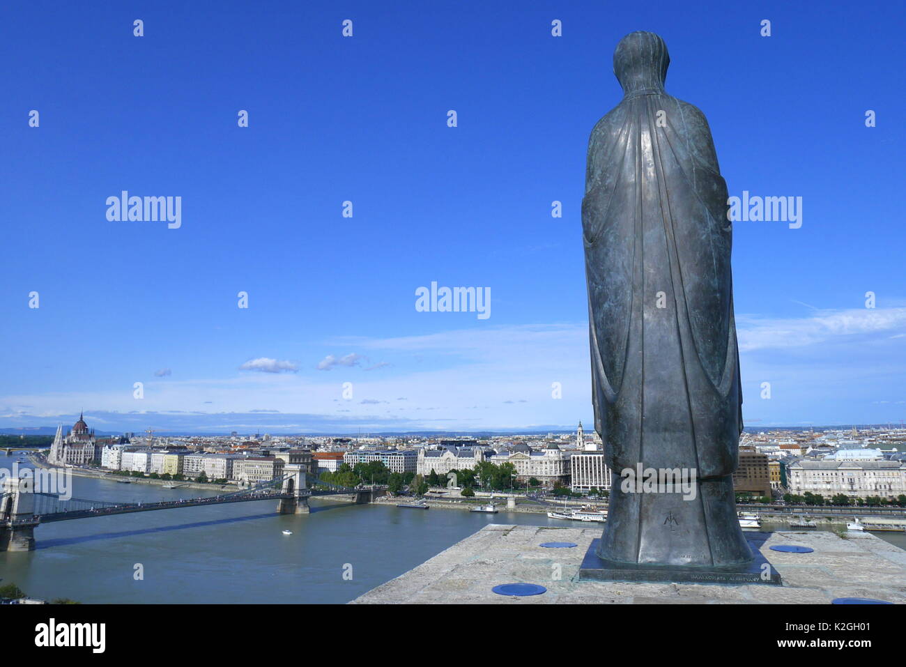 Bronze Statue der Jungfrau Mary von Bildhauer Laszlo Matyassy, vor den Palast, den Fluss Donau und Pest hinter, Burgviertel, Budapest, Ungarn Stockfoto