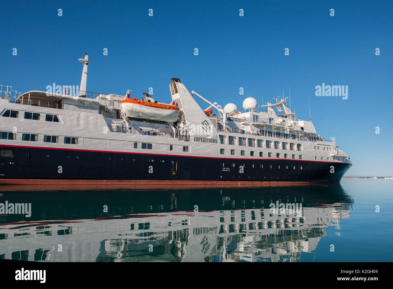 Norwegen, Svalbard, Spitzbergen. Nordvest-Spitsbergen Nationalpark, liefdefjorden. Wugang Grand Expeditionsschiff, Silber Explorer im Fjord in der Nähe von Monacobree Stockfoto
