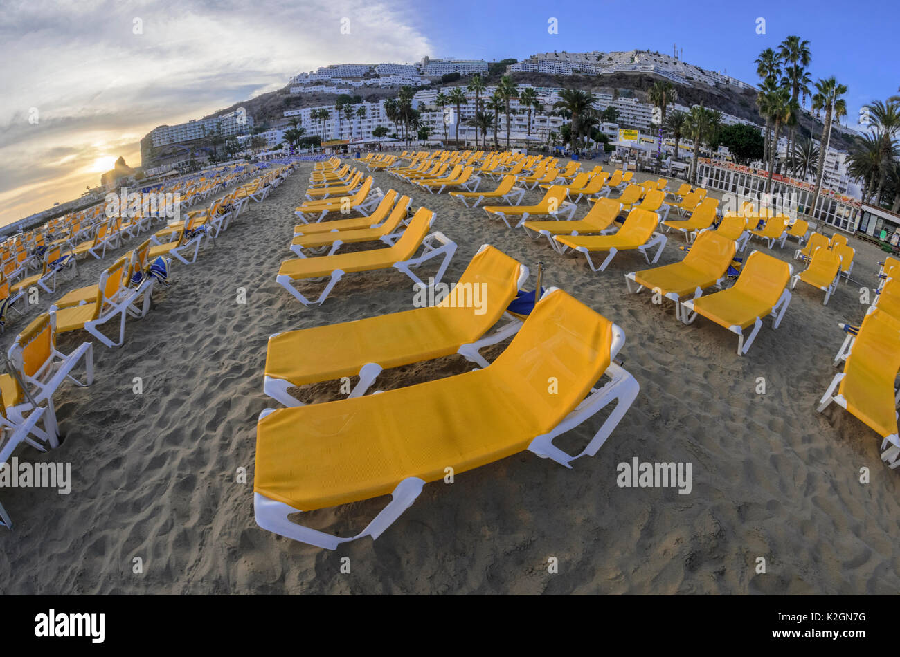 Liegestühle am Strand, Puerto Rico, Gran Canaria, Spanien Stockfoto