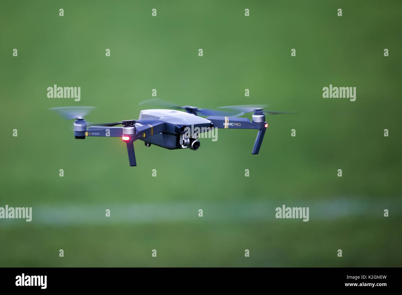 Thessaloniki, Griechenland, 2. August 2017: Drone quadrocopter Dji MavicPro mit einer hochauflösenden Digitalkamera (Hochwertige 4K). Neues Werkzeug für Luftbild Stockfoto