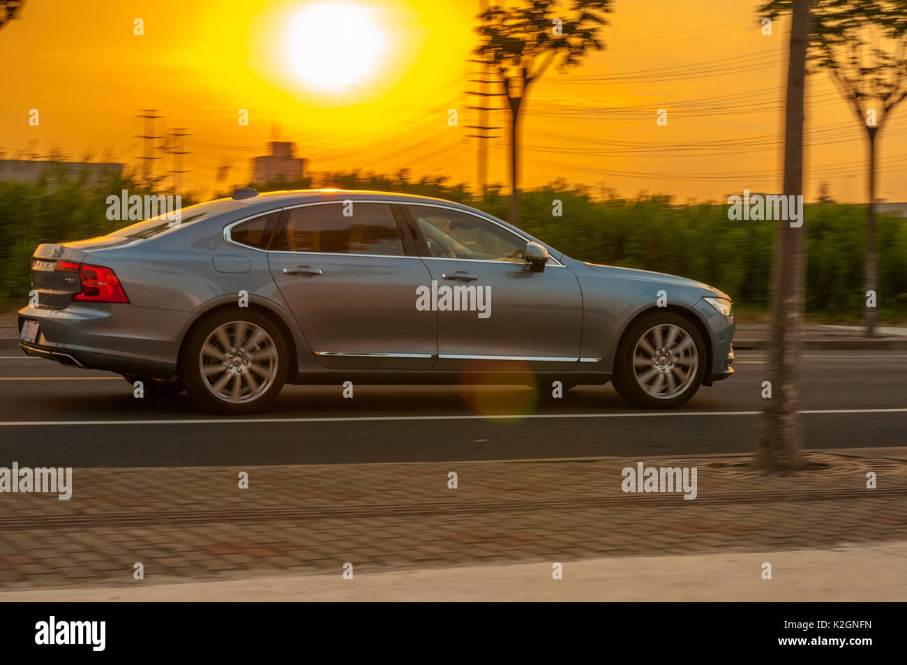 Chinesische hergestellt Volvo S90 T5 mit langem Radstand Inschrift auf einem offiziellen Test Drive angetrieben wird Stockfoto