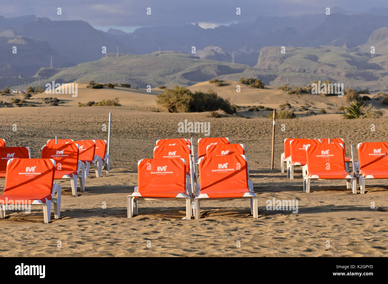 Liegestühle am Strand, Maspalomas, Gran Canaria, Spanien Stockfoto