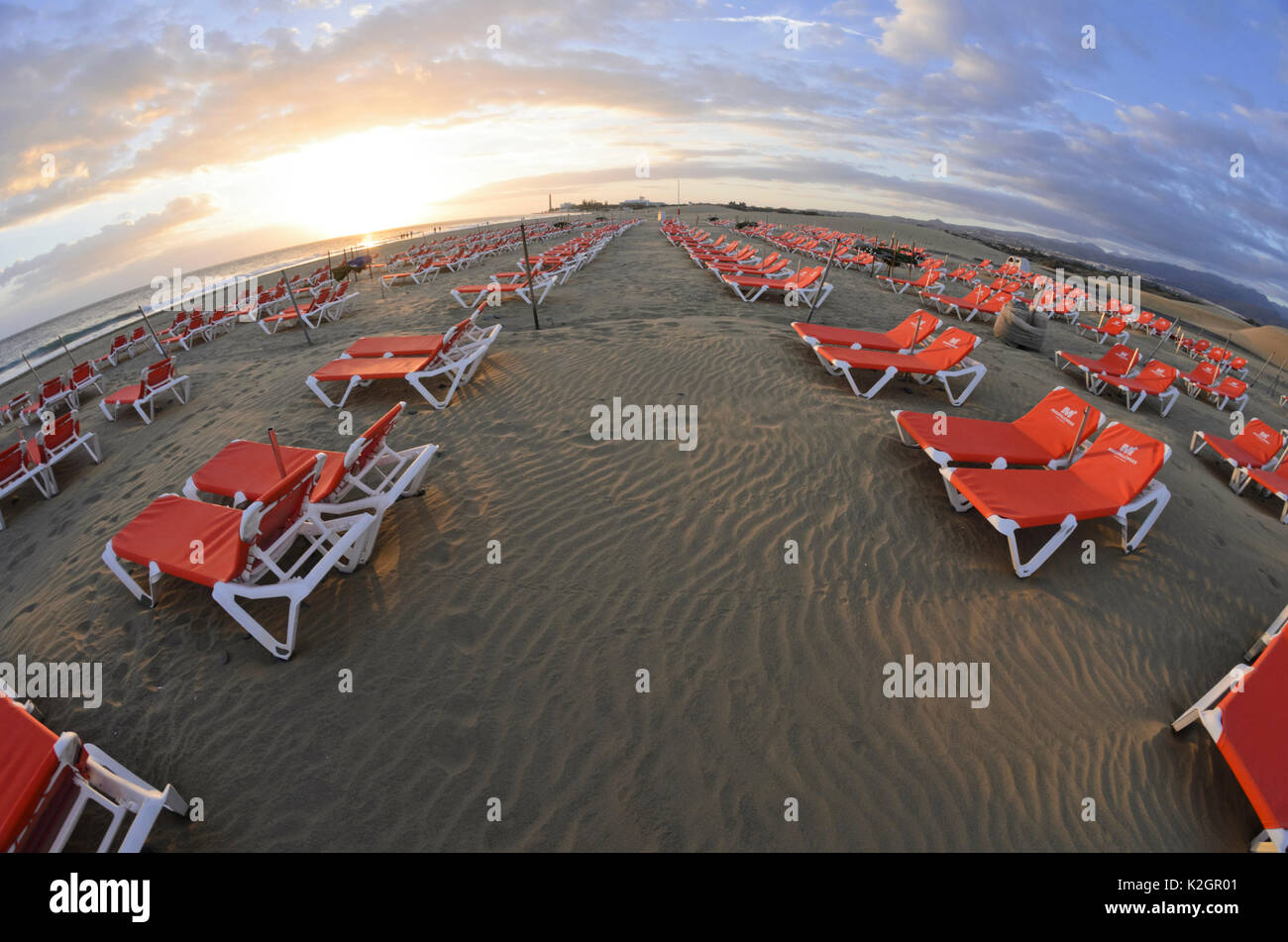 Liegestühle am Strand, Maspalomas, Gran Canaria, Spanien Stockfoto