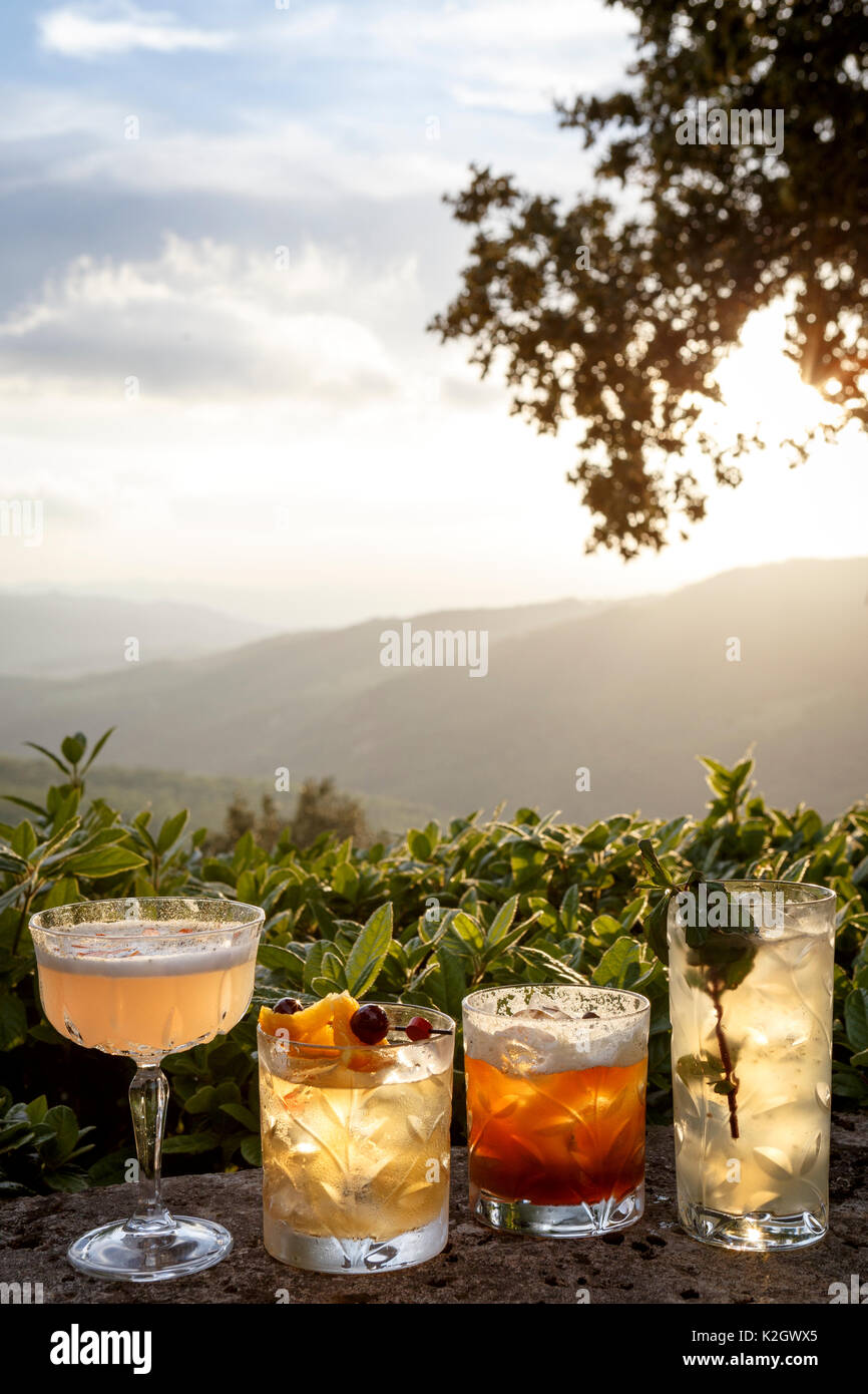 Sundowner Cocktail mit Blick auf die Toskana hinter Stockfoto