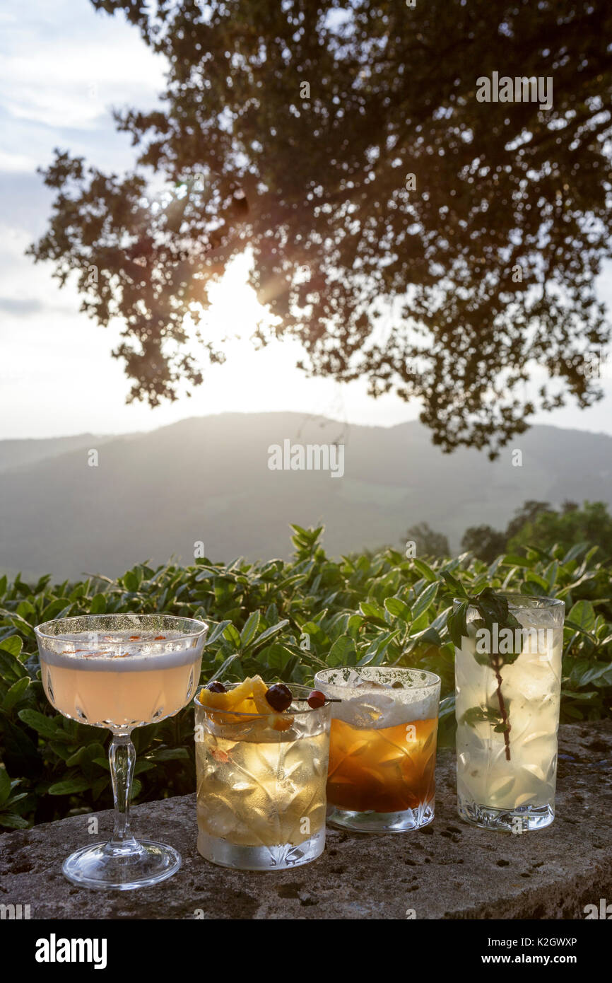 Sundowner Cocktail mit Blick auf die Toskana hinter Stockfoto