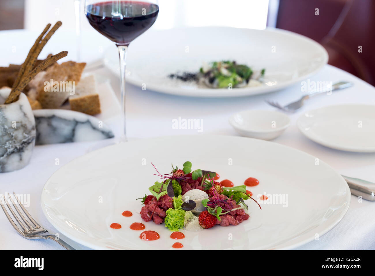Im Restaurant, auf einem weißen Teller Salat Stockfoto
