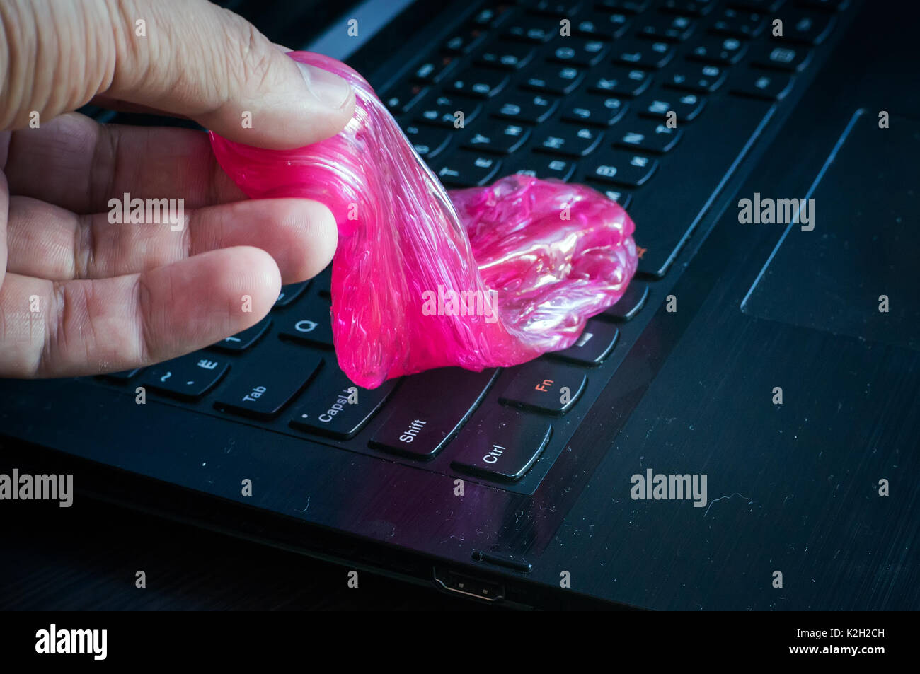 Schleim ist das ultimative Werkzeug, um die Tastatur vor Staub und Schmutz  zu reinigen Stockfotografie - Alamy