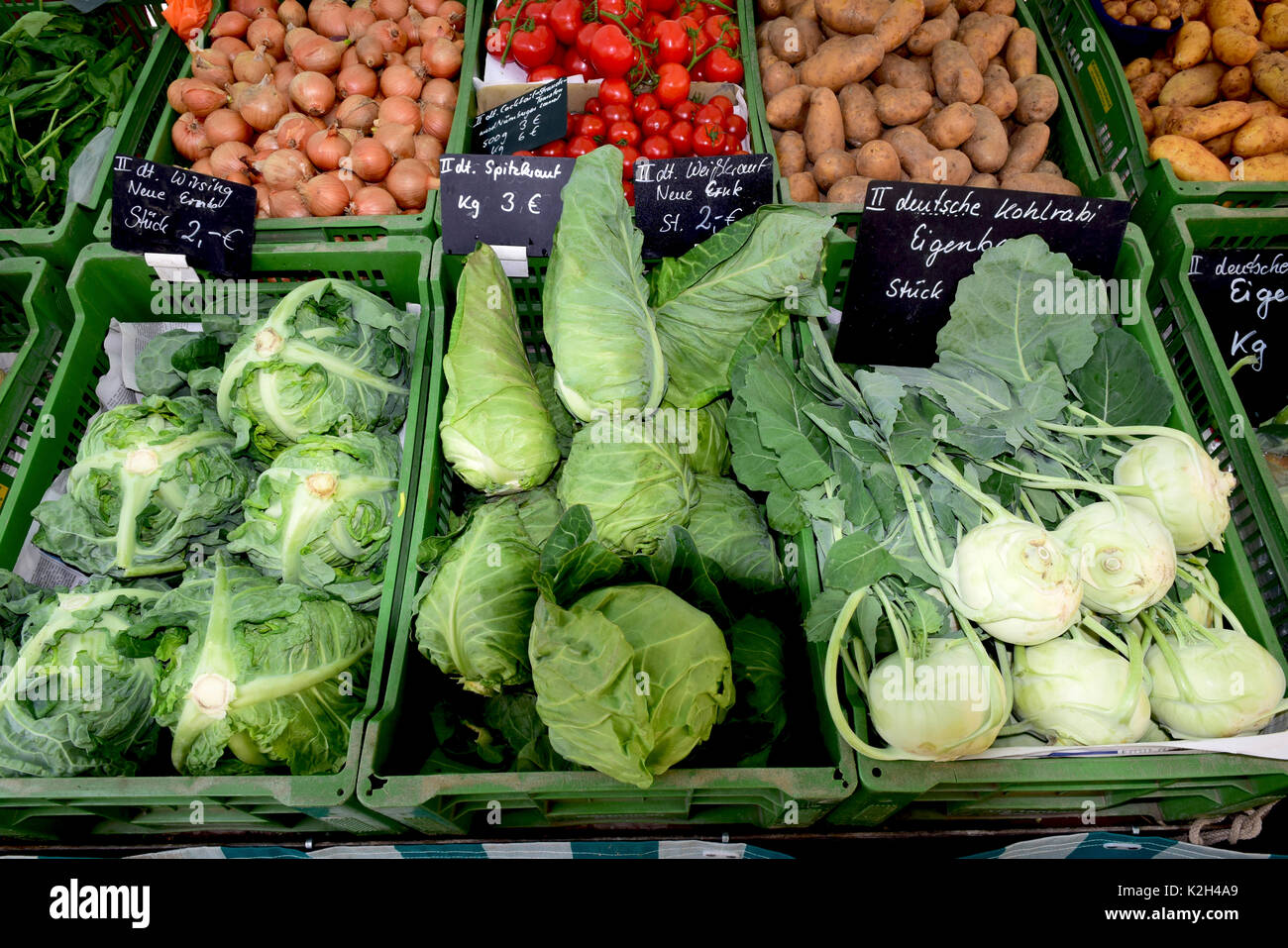 Markt verschiedene Sorten Gemüse Stall mit Von links nach rechts: Wirsing links, Spitzkohl und Deutschen Turnio, Tomaten und Kartoffeln im Hintergrund Stockfoto