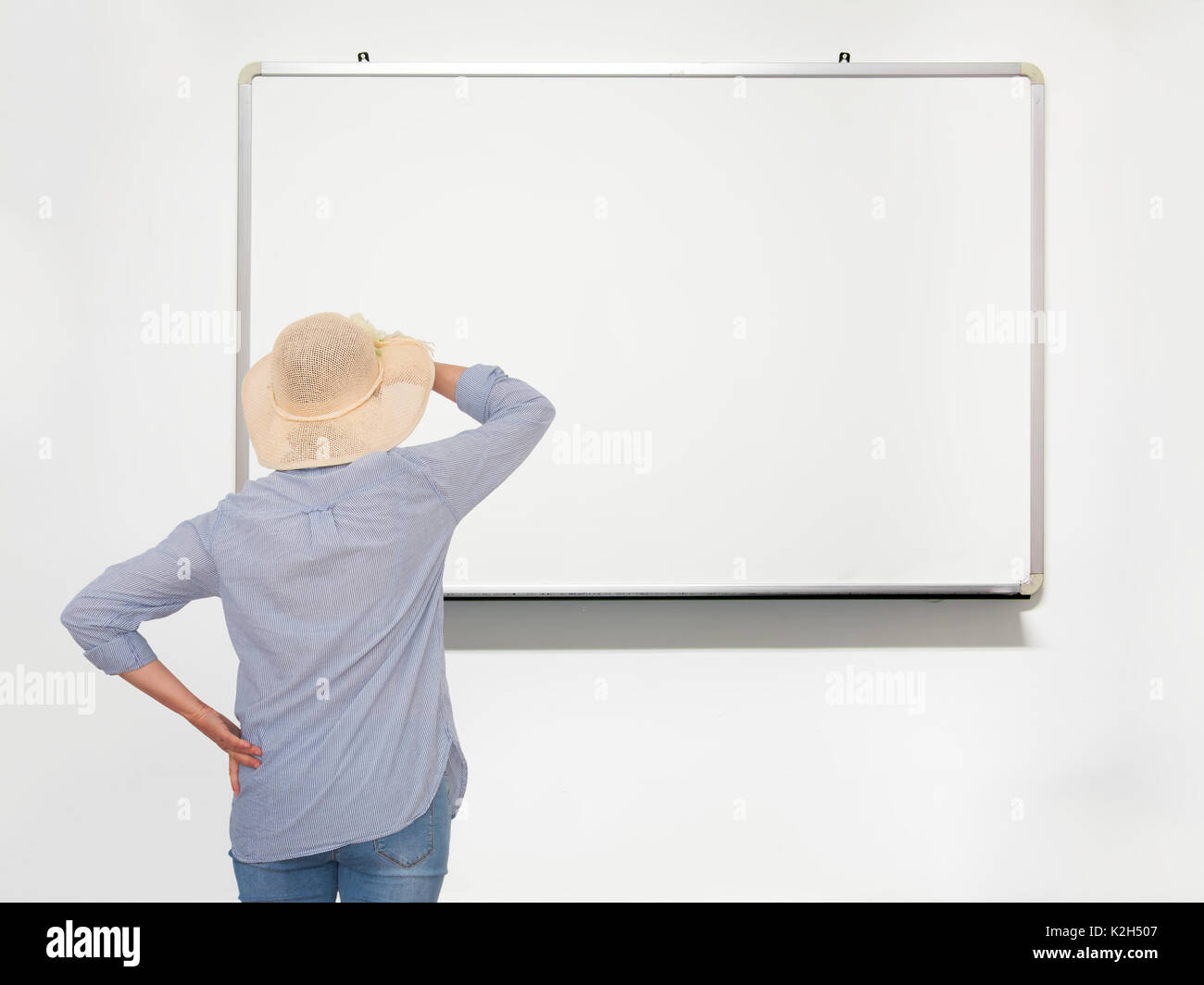 Zurück zu Schule. Lehrer noch mit Sommer hat, erwägt Leer white board. So viel Arbeit zu tun. Stockfoto
