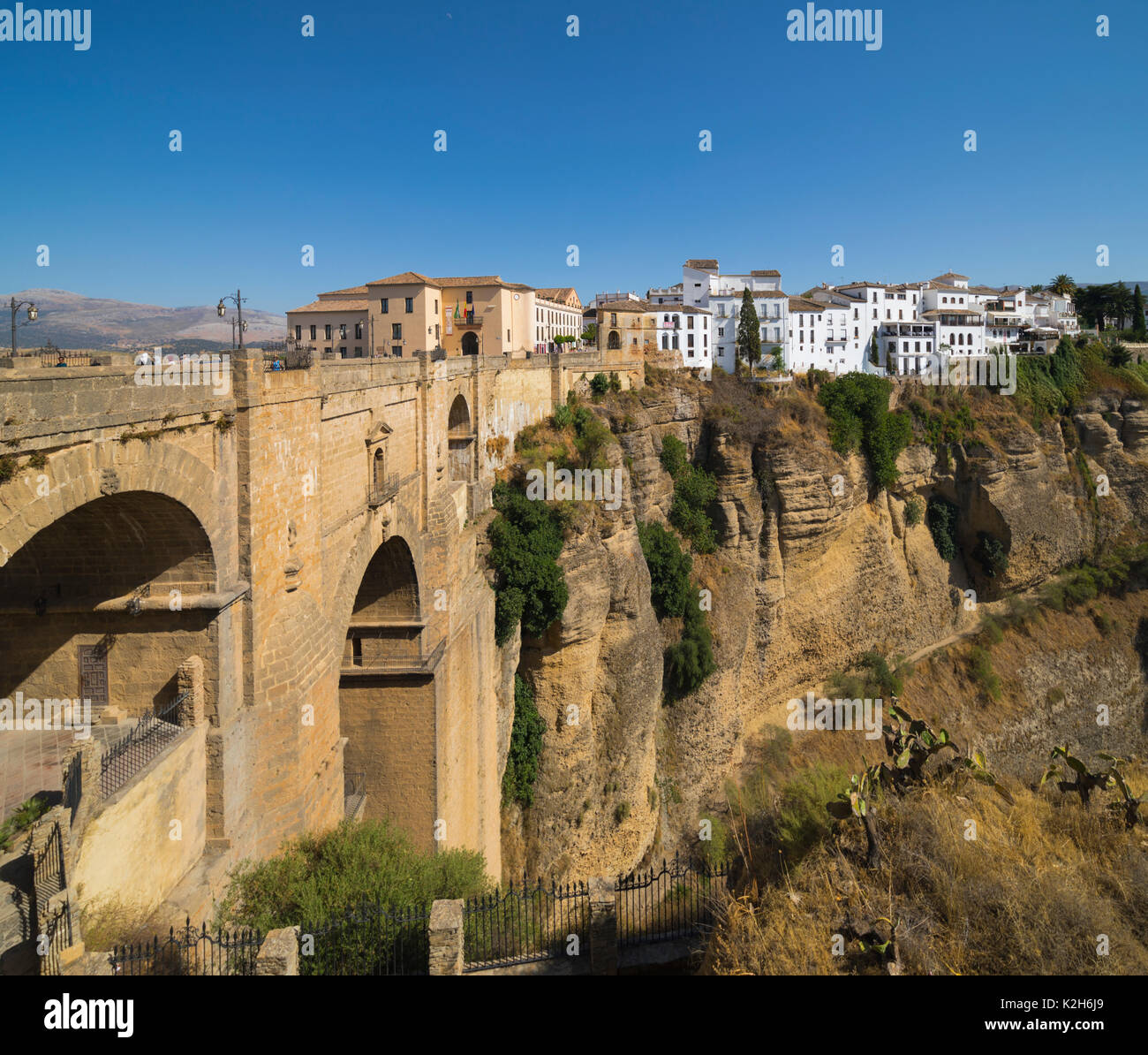 Ronda, Provinz Malaga, Andalusien, Südspanien. Die Schlucht El Tajo und die Puente Nuevo oder Neue Brücke. Stockfoto