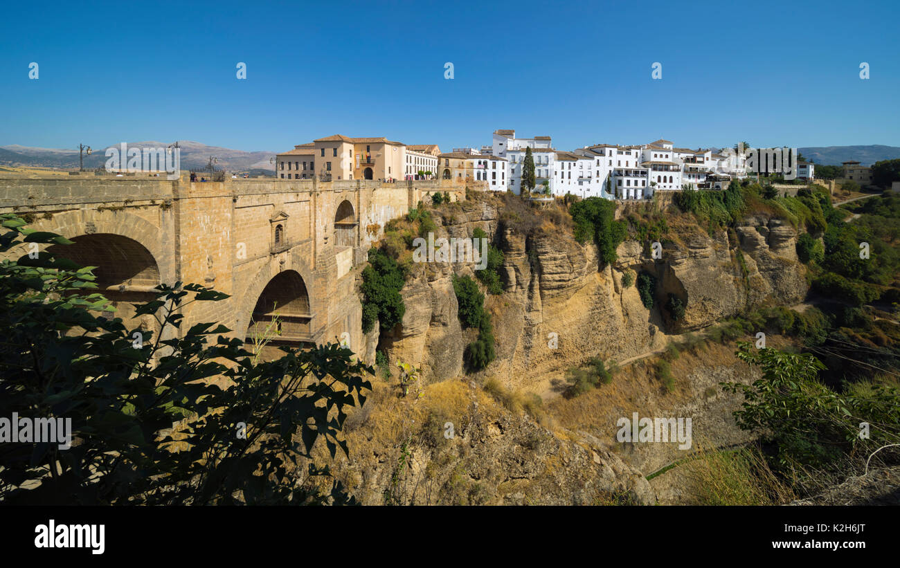 Ronda, Provinz Malaga, Andalusien, Südspanien. Die Schlucht El Tajo und die Puente Nuevo oder Neue Brücke. Stockfoto