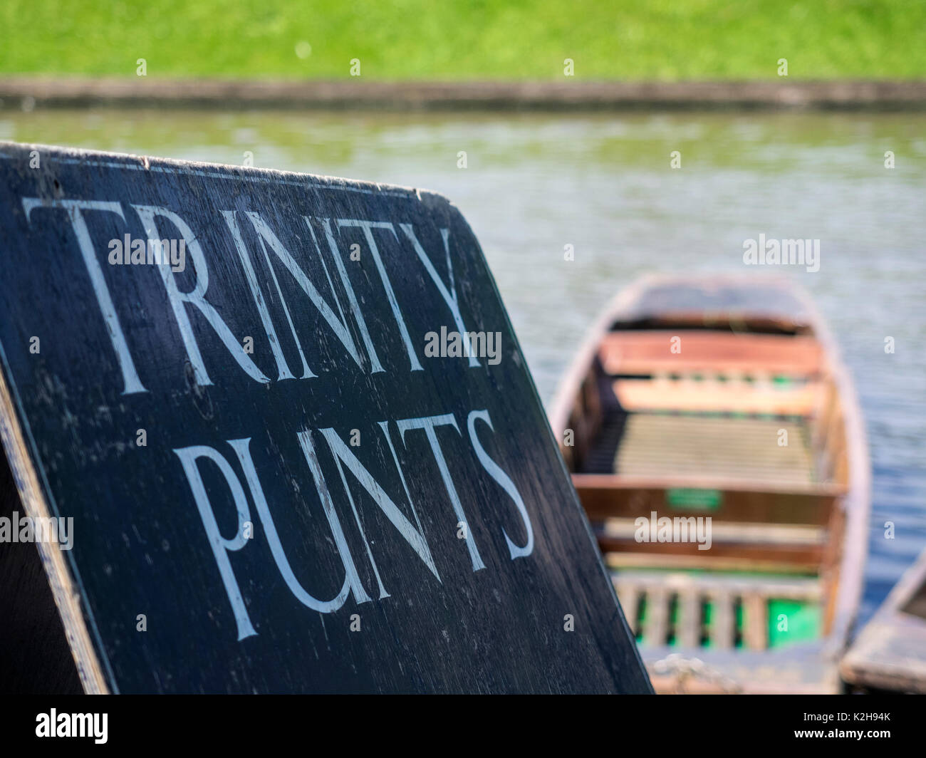 CAMBRIDGE, Großbritannien - 11. AUGUST 2017: Schild für die Punt Hire Station im Trinity College Stockfoto