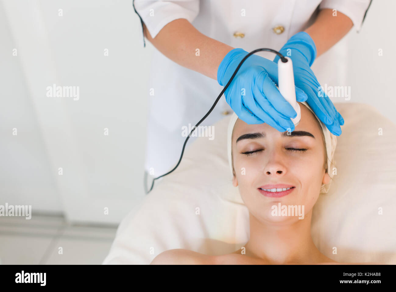 Gesunde junge Frau mit guten Haut tun kosmetische Verfahren in der Kurklinik Stockfoto