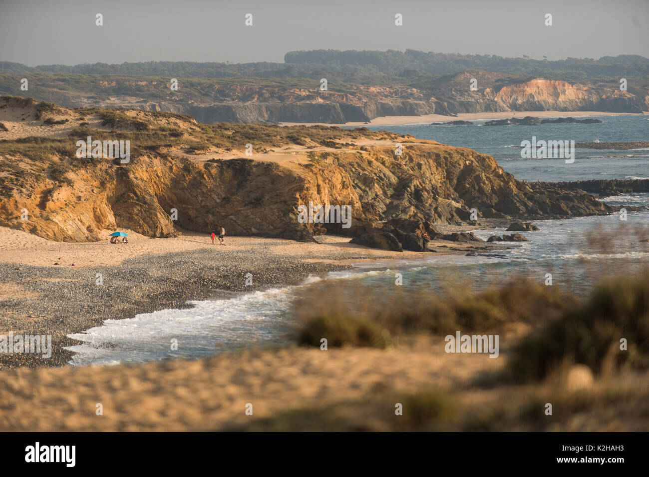 Vila Nova Mil Fontes, Portugal. 29 Aug, 2017. Allgemeine Anzeige von Klippen neben Vila Nova Mil Fontes. Credit: Omar Marques/Pacific Press/Alamy leben Nachrichten Stockfoto