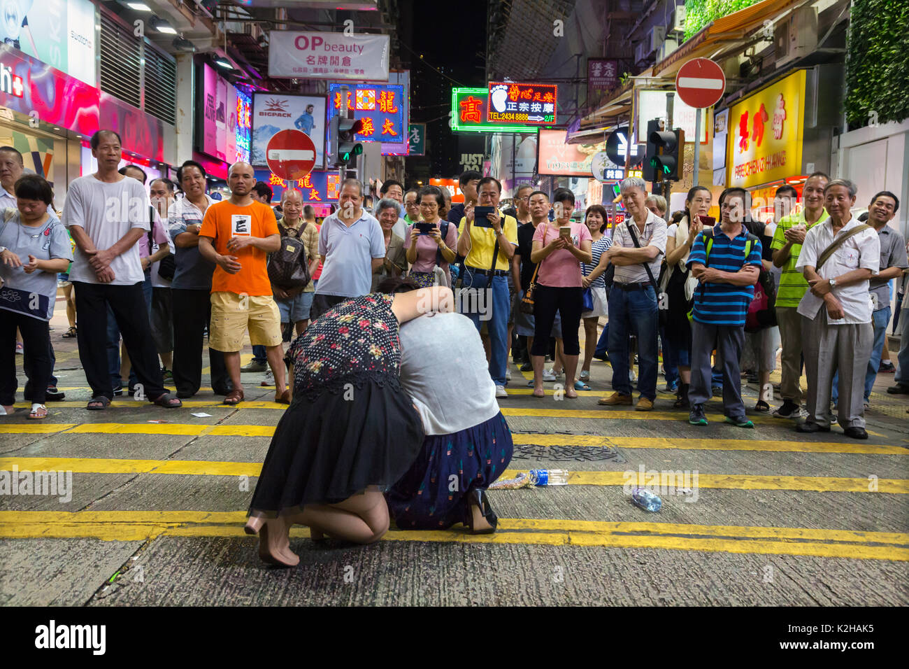 Masse während live Performance in den Straßen von Mong Kok an einem Samstag. Stockfoto