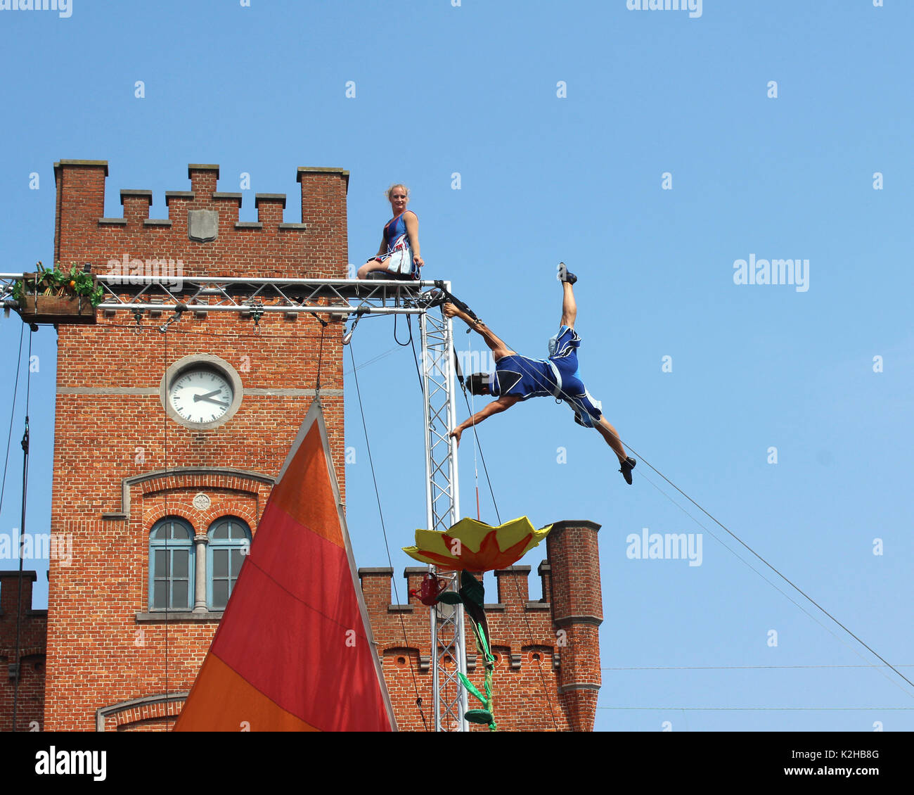 AALST, Belgien, 27. AUGUST 2017: Die akrobatik duo Zirkus unARTiq außerhalb Aalst Station durchführen, während der kostenlosen Open Air Festival Cirk. Cirk ist ein Bevölkerung Stockfoto