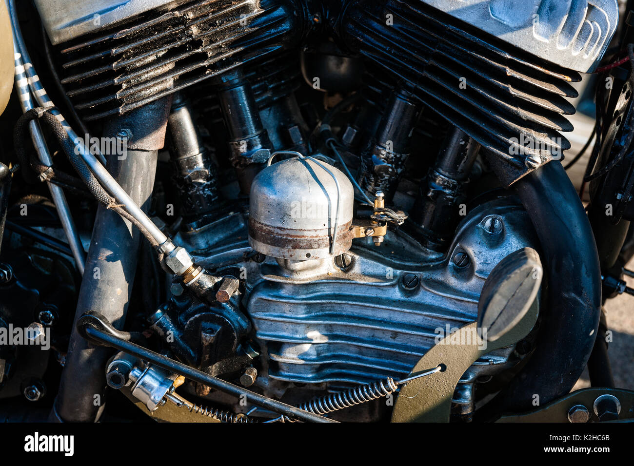 Details der Motor mit einem Oldtimer Motorrad. Weiße Farbe Zylinder  ratiators, Guss Rohre, Drähte und Gelenke Stockfotografie - Alamy