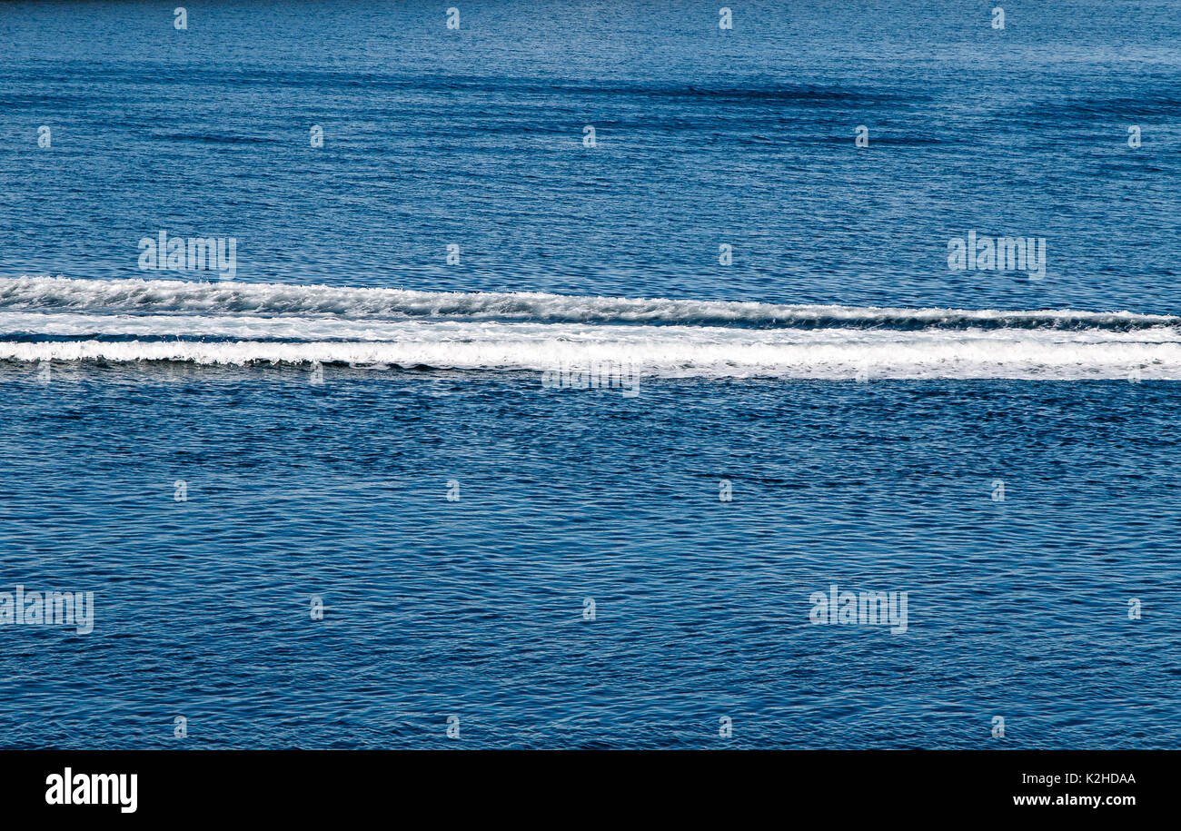 Lineare Wake on ocean Fläche, die mit einem Schnellboot nach links. Stockfoto