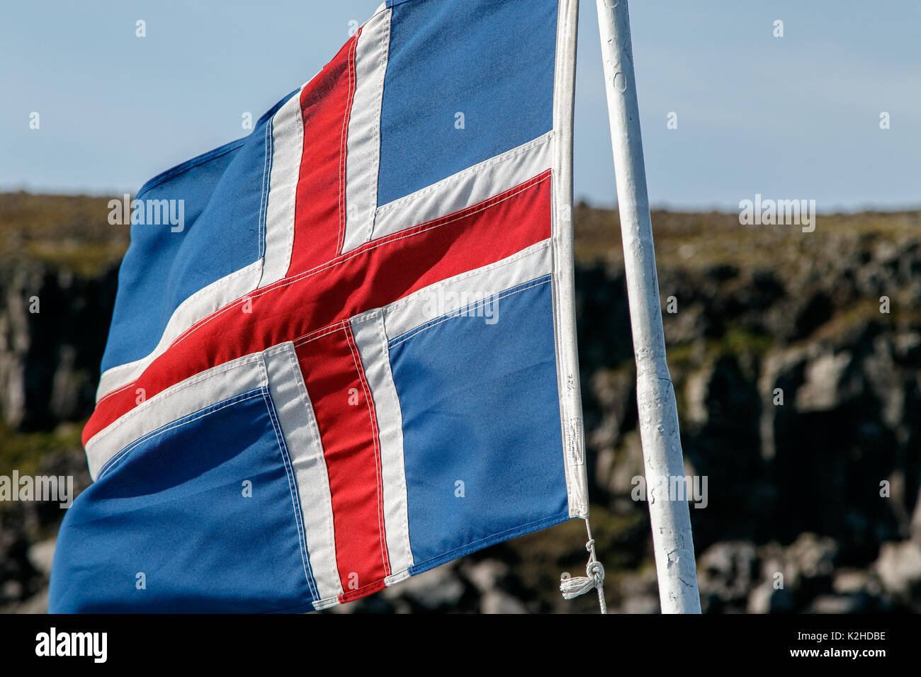 Isländischer Flagge auf einem Boot. Stockfoto