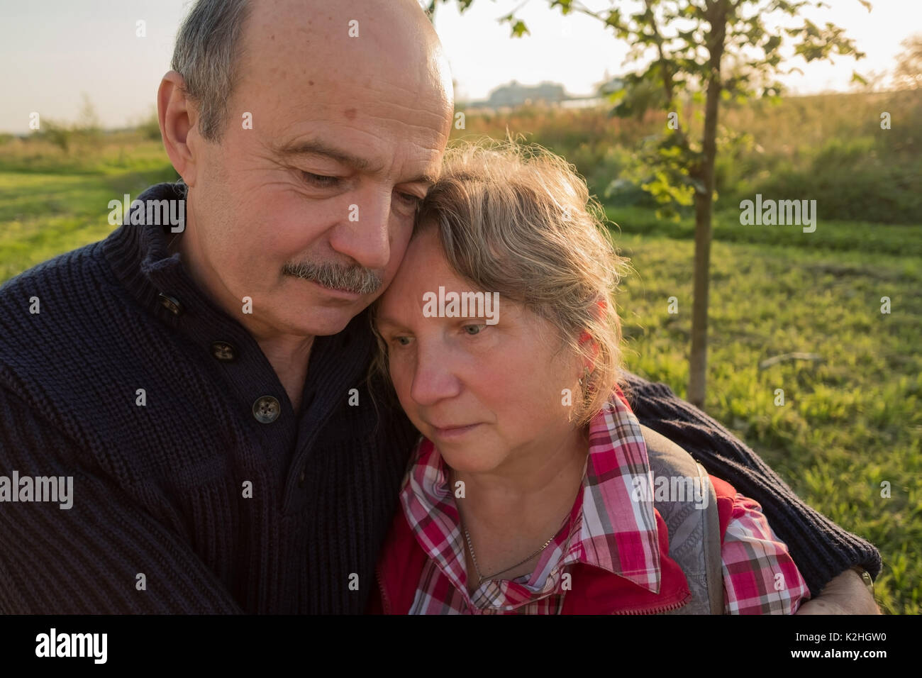Traurige ältere Paare. Die Bewältigung der Probleme zusammen. Stockfoto