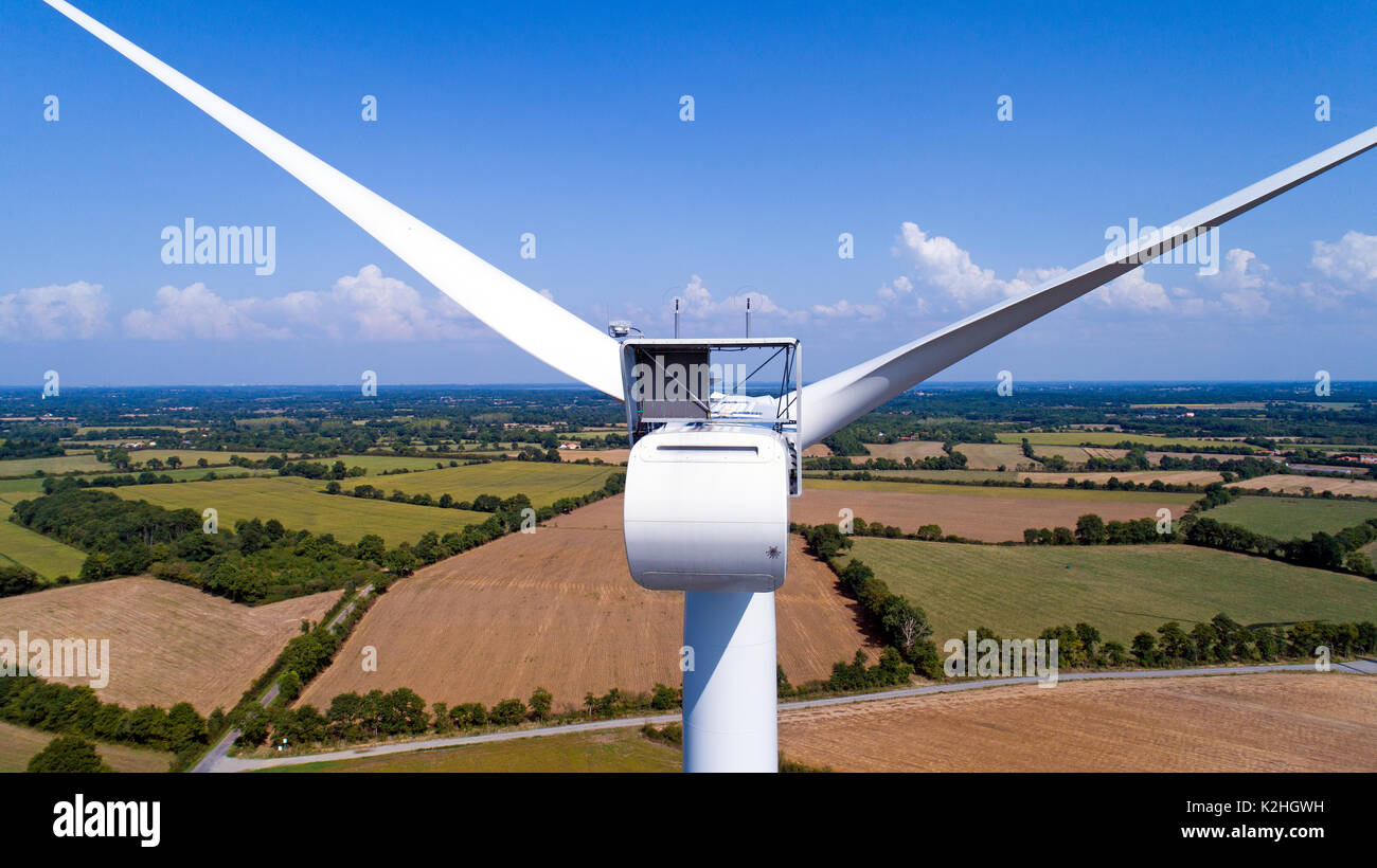 Windenergieanlagen in einem Feld in der Nähe von Sainte Pazanne, Frankreich Stockfoto