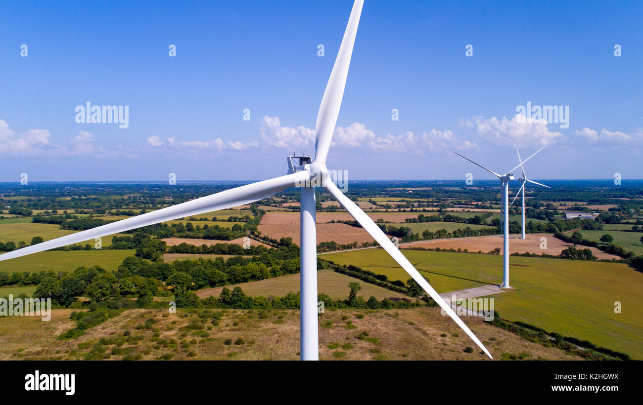 Windenergieanlagen in einem Feld in der Nähe von Sainte Pazanne, Frankreich Stockfoto