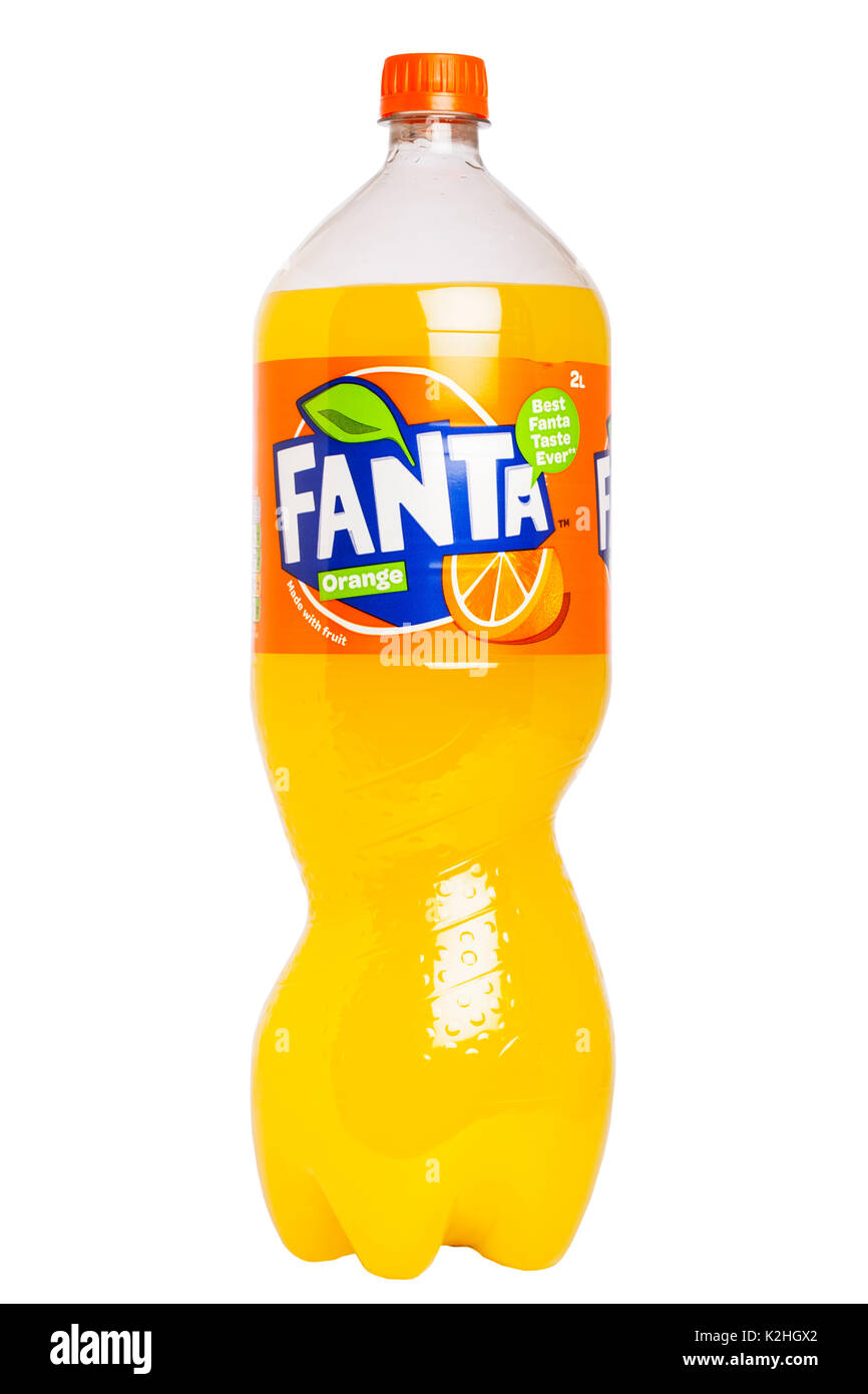 Eine Flasche Fanta Orange kohlensäurehaltige Getränke auf weißem Hintergrund Stockfoto