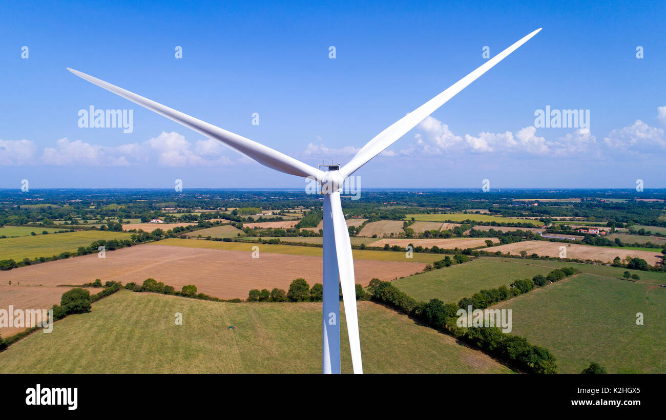 Windenergieanlagen in einem Feld in der Nähe von Sainte Pazanne, Frankreich Stockfoto