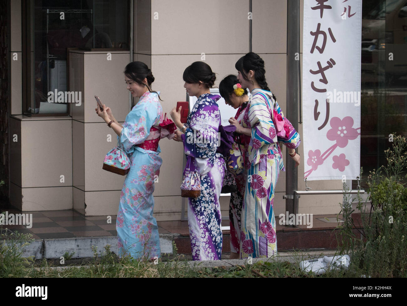 Frauen sind in traditioneller Kleidung in diesem Foto aus einem Fahrzeug in Premierminister Theresa's Mai motorcade genommen, als sie in Kyoto, Japan ankommt. Stockfoto