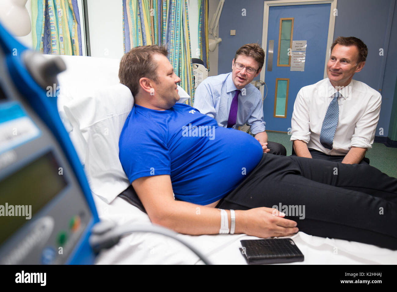 Gesundheit Sekretärin Jeremy Hunt und Business Secretary Greg Clark treffen Simon Smith, der erste Patient experimentelle Gentherapie Behandlung für einen Enzymmangel zu empfangen, in der denkmalgeschützten Gebäude an der Universität von Birmingham nach dem Start der Life Sciences Industrie Strategie an der Universität. Stockfoto