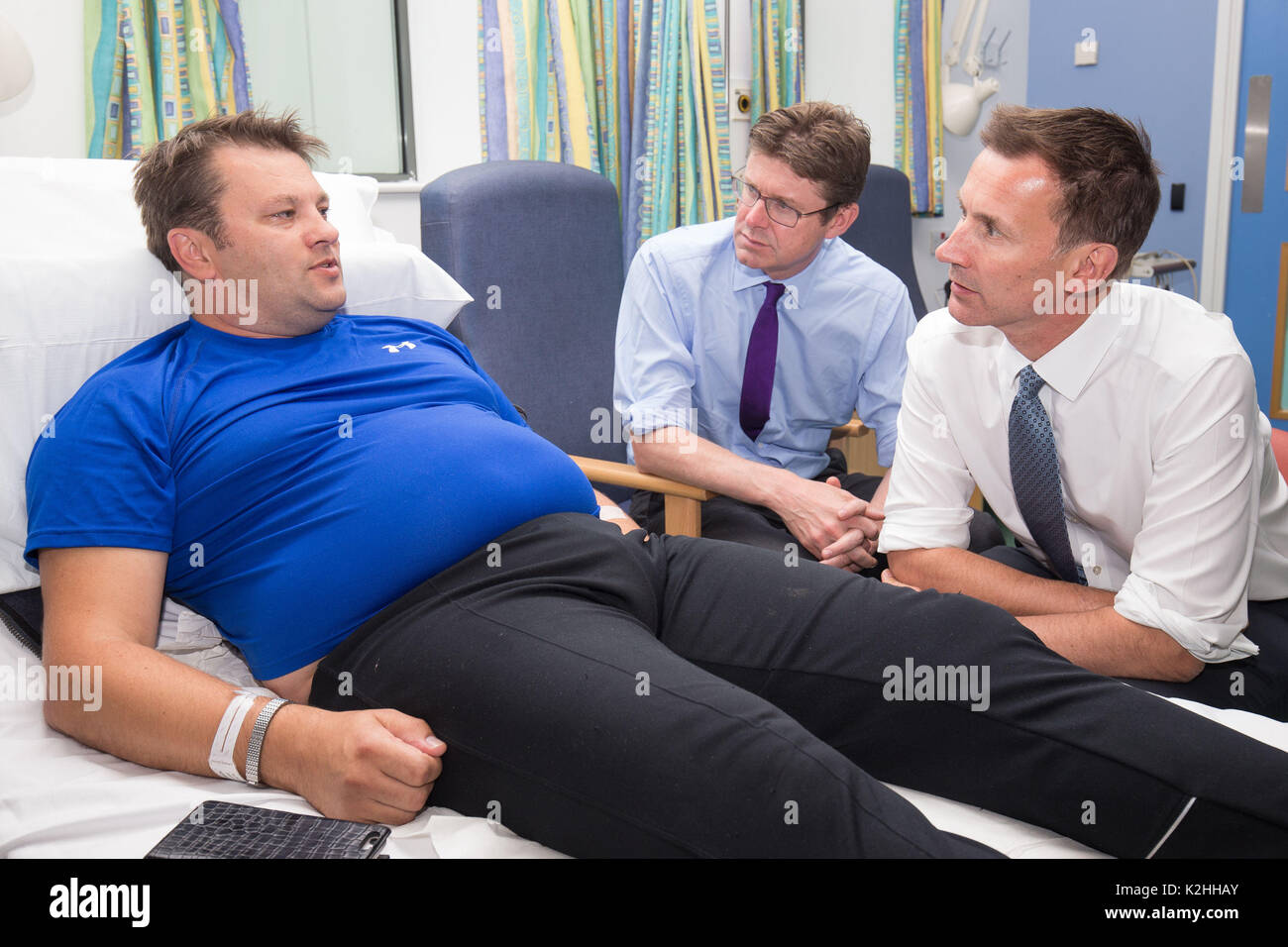 Gesundheit Sekretärin Jeremy Hunt und Business Secretary Greg Clark treffen Simon Smith, der erste Patient experimentelle Gentherapie Behandlung für einen Enzymmangel zu empfangen, in der denkmalgeschützten Gebäude an der Universität von Birmingham nach dem Start der Life Sciences Industrie Strategie an der Universität. Stockfoto