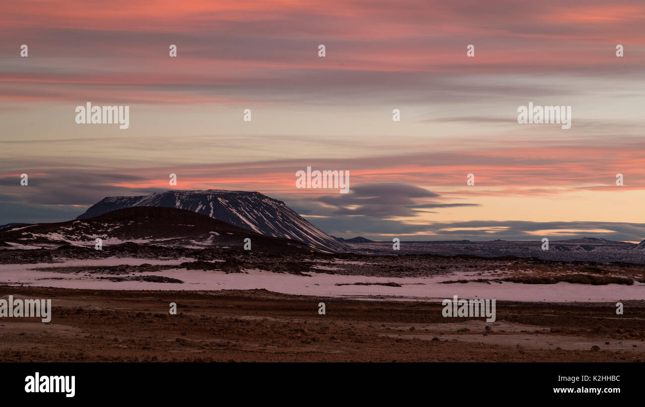 Das spektakuläre vulkanische Berg der Krafla gesehen von den Fumarolen von námaskarð Stockfoto