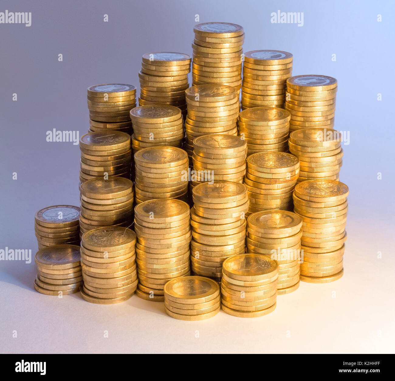 Lose gestapelten 1 Euro Münzen incolorful beleuchteten Ambiente Stockfoto