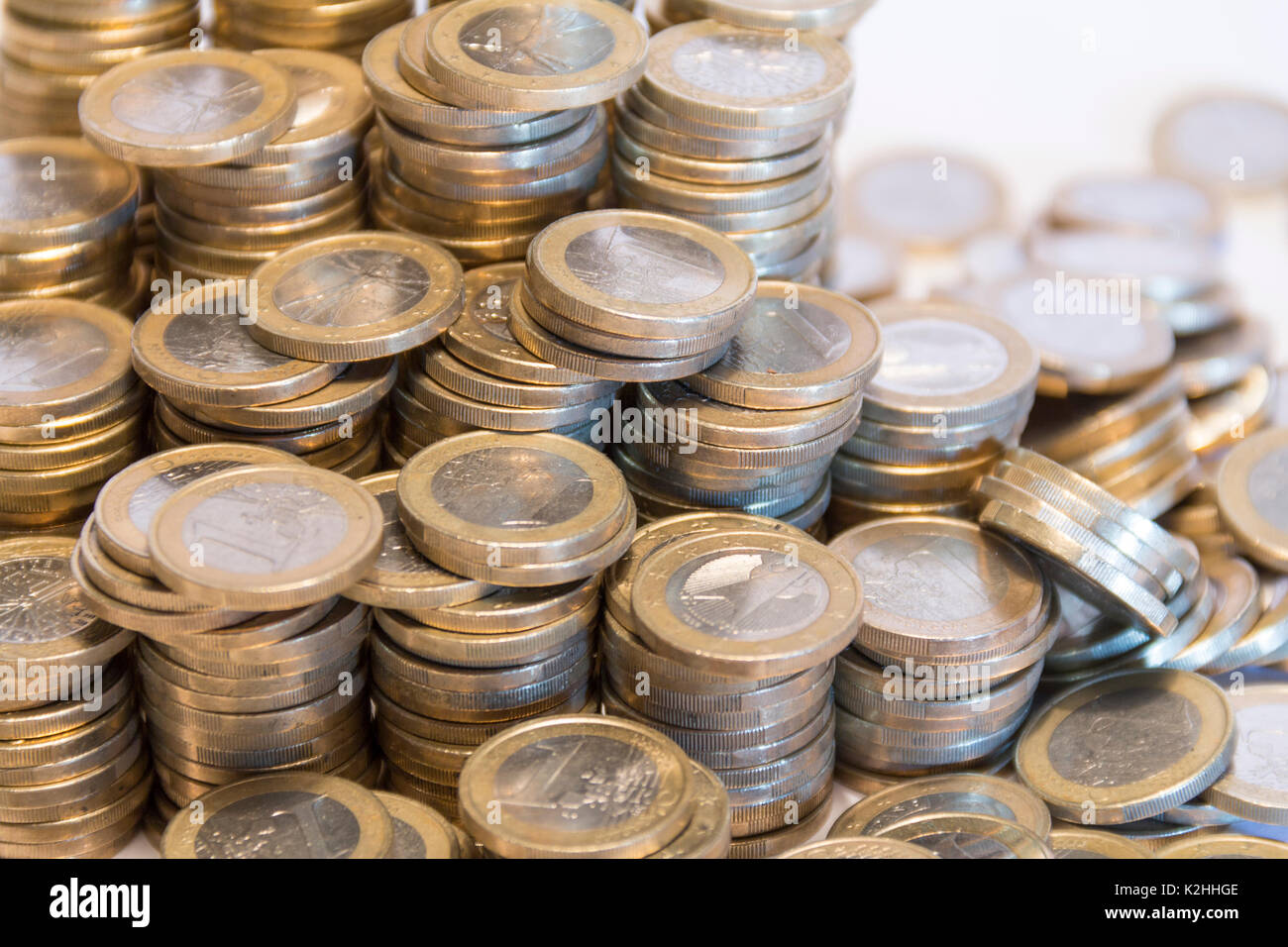 Lose gestapelten 1 Euro Münzen Stockfoto