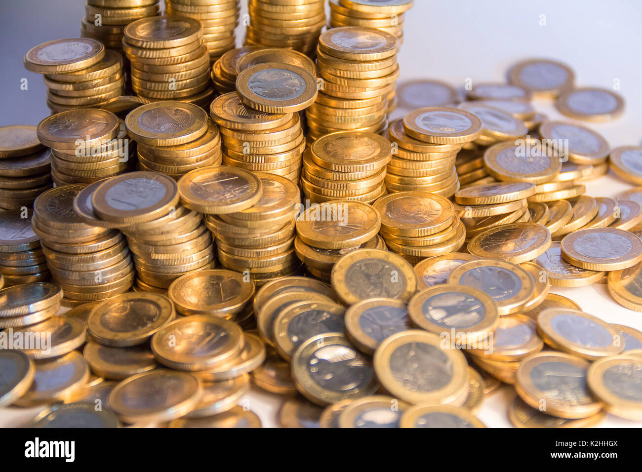 Lose gestapelten 1 Euro Münzen Stockfoto