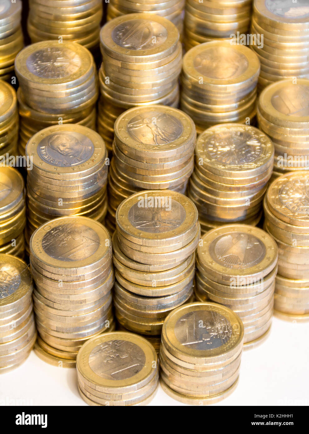 Lose gestapelten 1 Euro Münzen Stockfoto