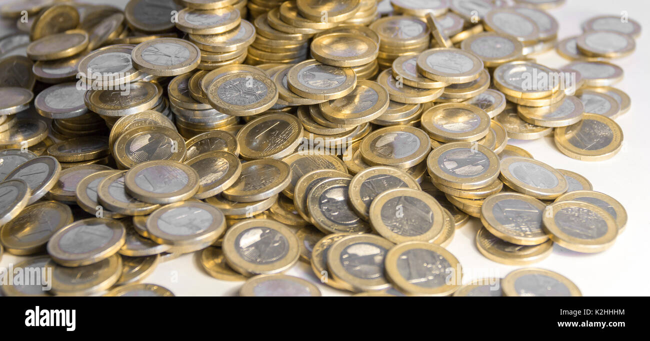 Viele 1 Euro Münzen im Licht zurück Stockfoto