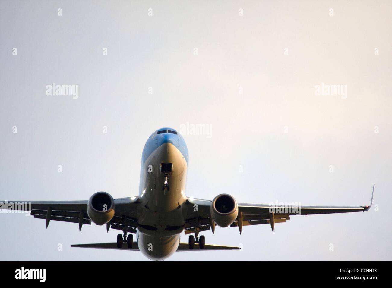 Commercial jet bereitet sich auf die Landung in einem italienischen Flughafen Stockfoto