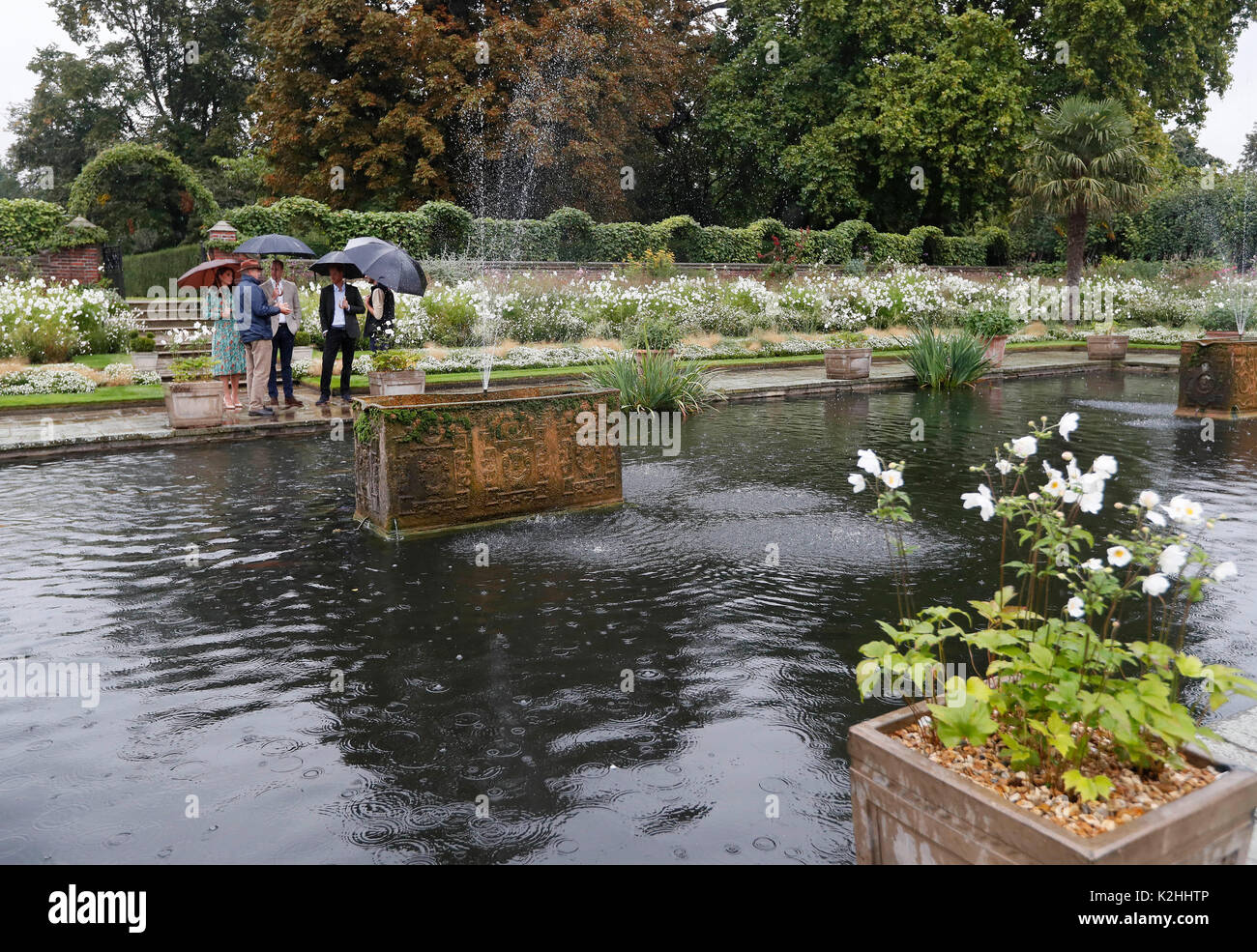 Der Herzog und die Herzogin von Cambridge und Prinz Harry besuchen Sie den weißen Garten im Kensington Palace, London, als sie mit Vertretern von der Nächstenliebe unterstützt von Diana, der Prinzessin von Wales. Stockfoto